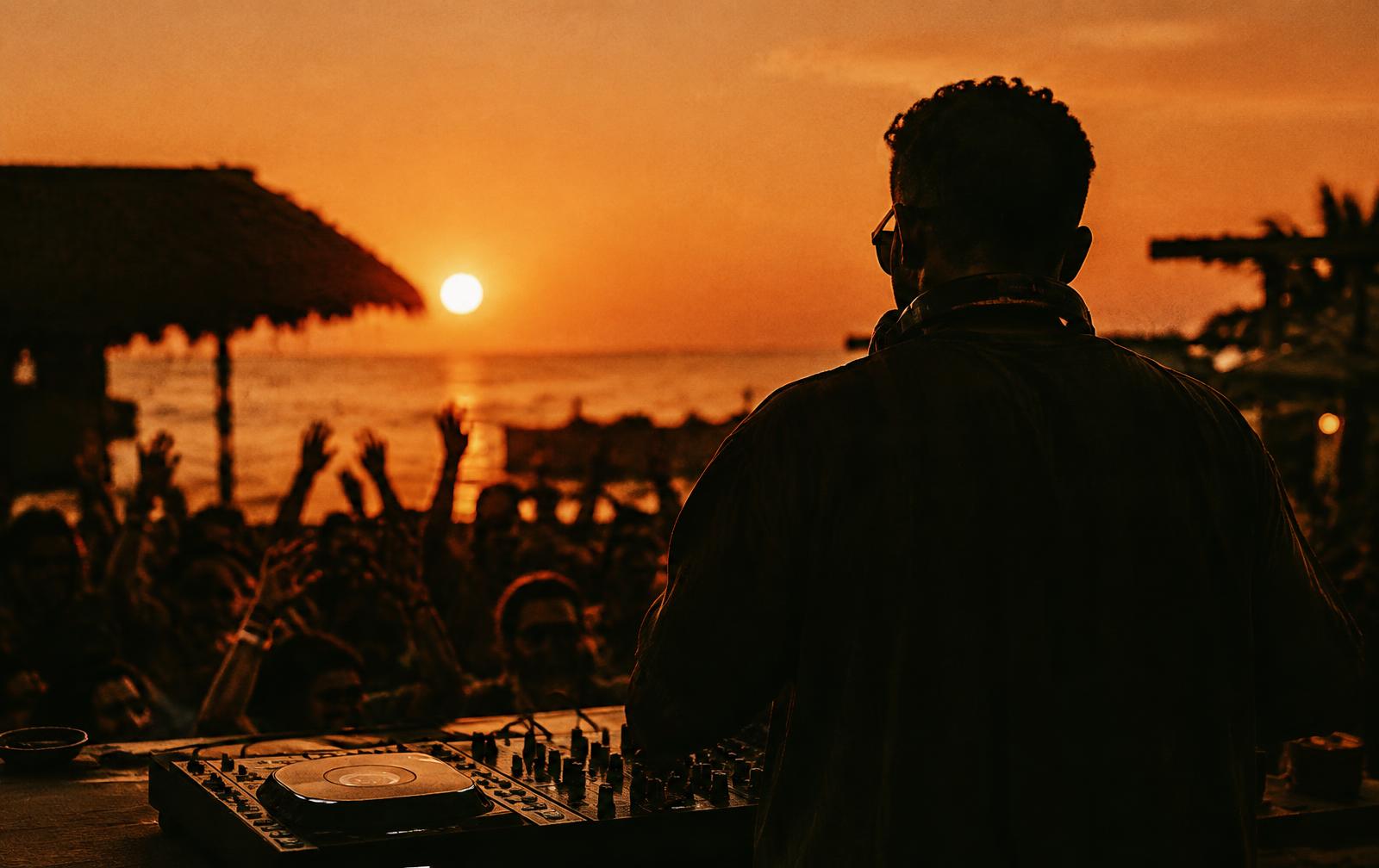 Alleyeson Moya live at a sunset beach club